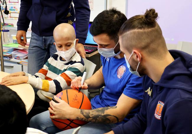 Los jugadores del conjunto burgalés firmaron balones para los niños .