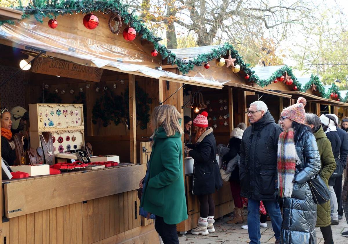 El Mercado Navideño de Oficios Artesanos es una opción escogida por los burgaleses para comprar regalos.