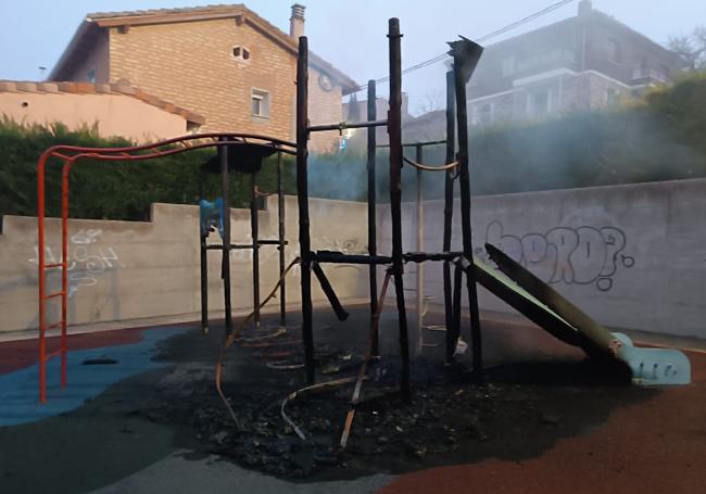 El parque de Modúbar de la Emparedada quedó calcinado.