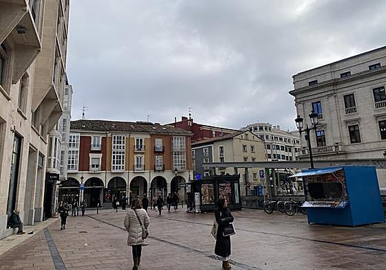 Gente paseando por el centro de Burgos