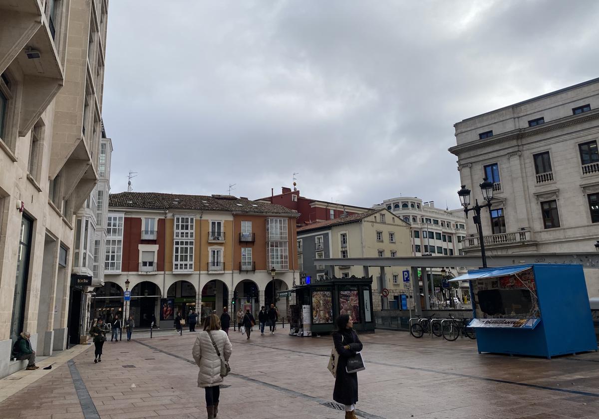 Gente paseando por el centro de Burgos