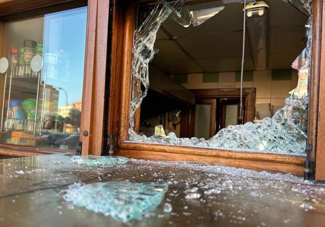 Ventana rota en el robo al bar Puerta del Cid el pasado mes de julio en Burgos