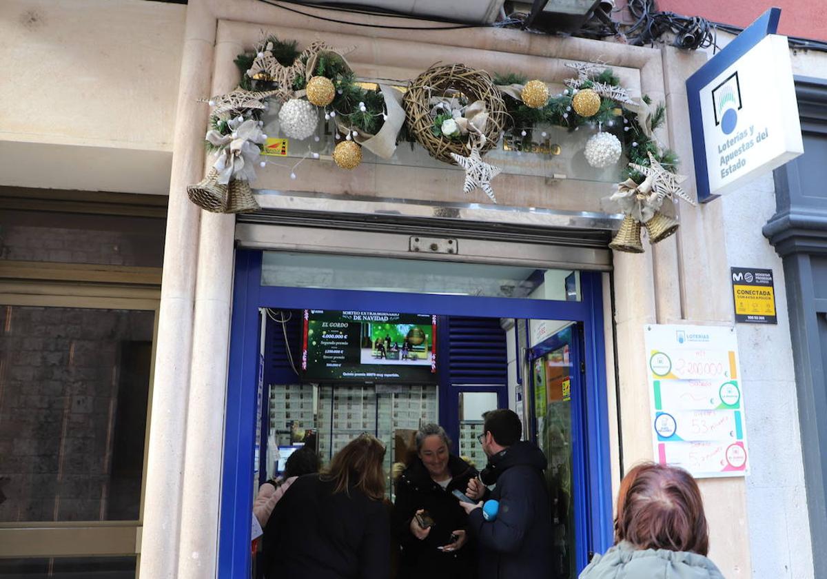 Una pizca de alegría en la administración de la calle Santander donde se ha vendido un décimo del quinto premio.