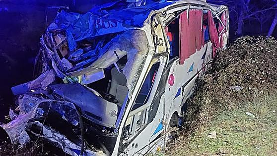 Un herido grave tras precipitarse un autobús por un puente en Linares de Riofrío
