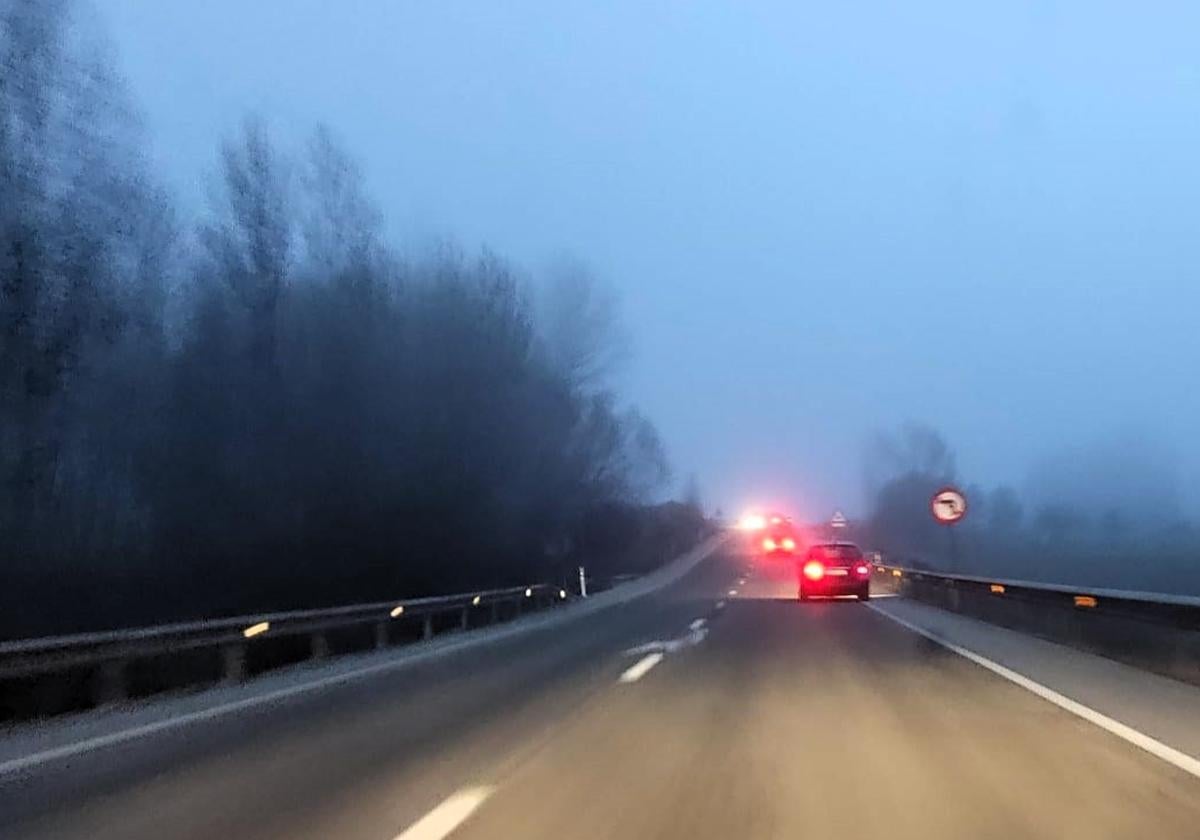 La niebla se ha hecho más intensa al caer la noche en Burgos.