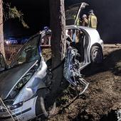 Excarcelan a un joven de 20 años herido grave al chocar contra un árbol en Burgos