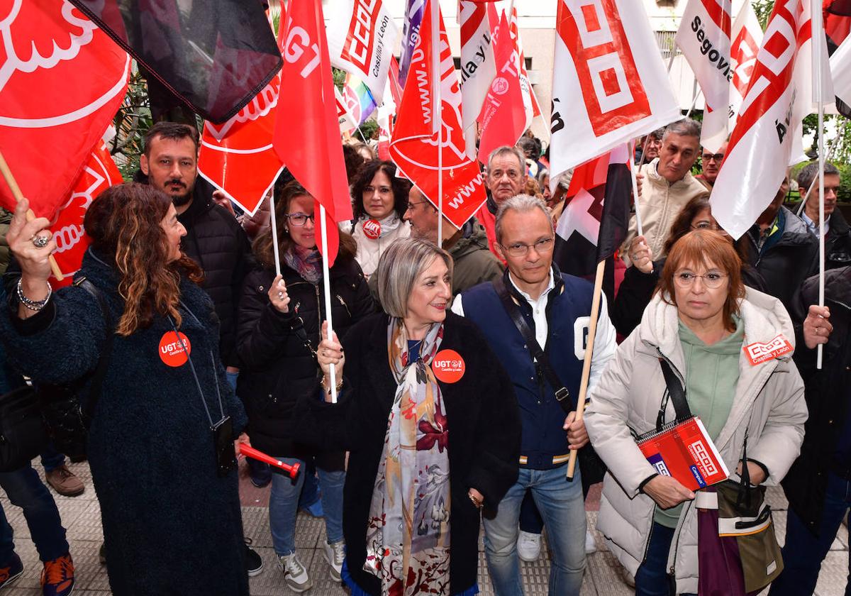 Protesta de los sindicatos por los despidos en centros de menores en el la gerencia de servicios sociales.