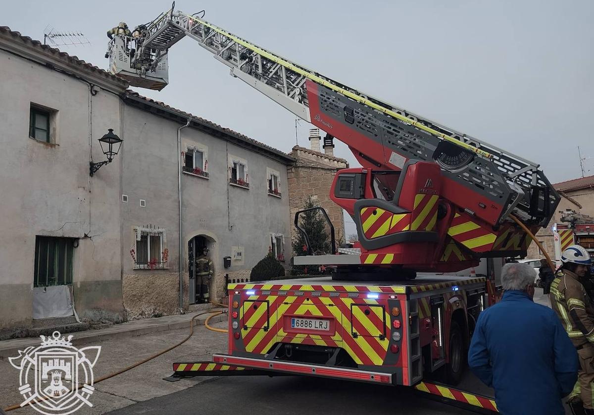 Actuación de los Bomberos de Burgos en el incendio de una chimenea en Las Quintanillas