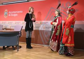 Los pajes reales junto a la concejala de Festejos, Carolina Álvarez, en su visita de este miércoles al Ayuntamiento de Burgos