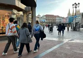 Un grupo de jóvenes se dispone a entrar en la Plaza Mayor de Burgos