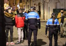 Dos agentes de la Policía Local de Burgos en una zona de ocio.