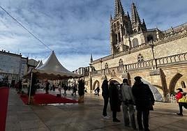 Gente observando la Catedral de Burgos