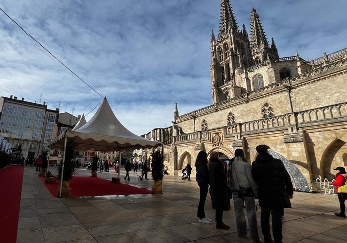 Gente observando la Catedral de Burgos