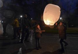 Suelta de farolillos en Burgos.