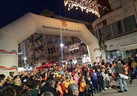 Centenares de personas han participado en la tradicional San Silvestre mirandesa