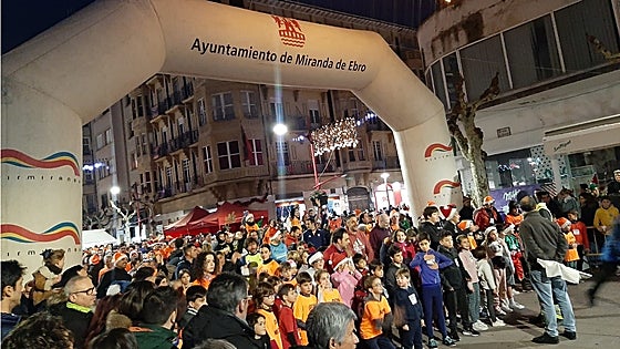 La San Silvestre de Miranda cierra el 2023 con música, solidaridad y comedia