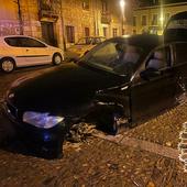 Un conductor borracho estrella su coche contra una señal en Burgos