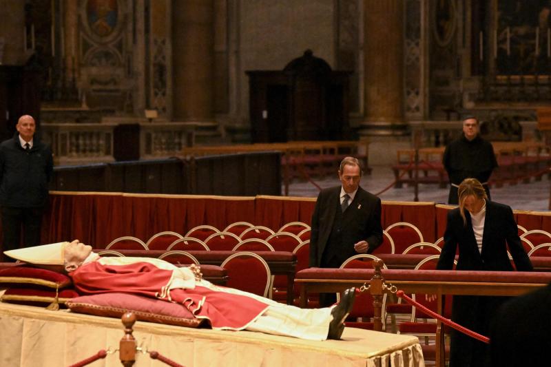 El cuerpo de Benedicto XVI ya ha recibido las primeras muestras de respeto en la capilla ardiente.