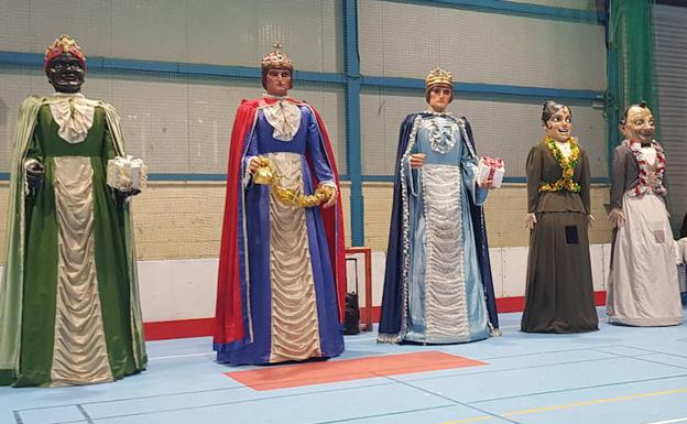 Los Tres Reyes Los tres reyes y los abuelos desfilaron por las calles de Miranda