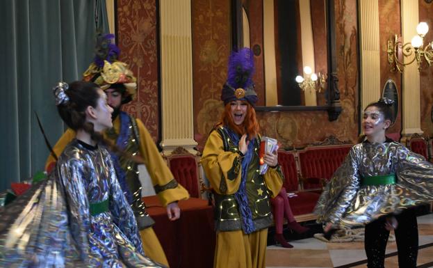 Galería. La concejala de Festejos ha presentado la cabalgata de los Reyes Magos en el Teatro Principal 