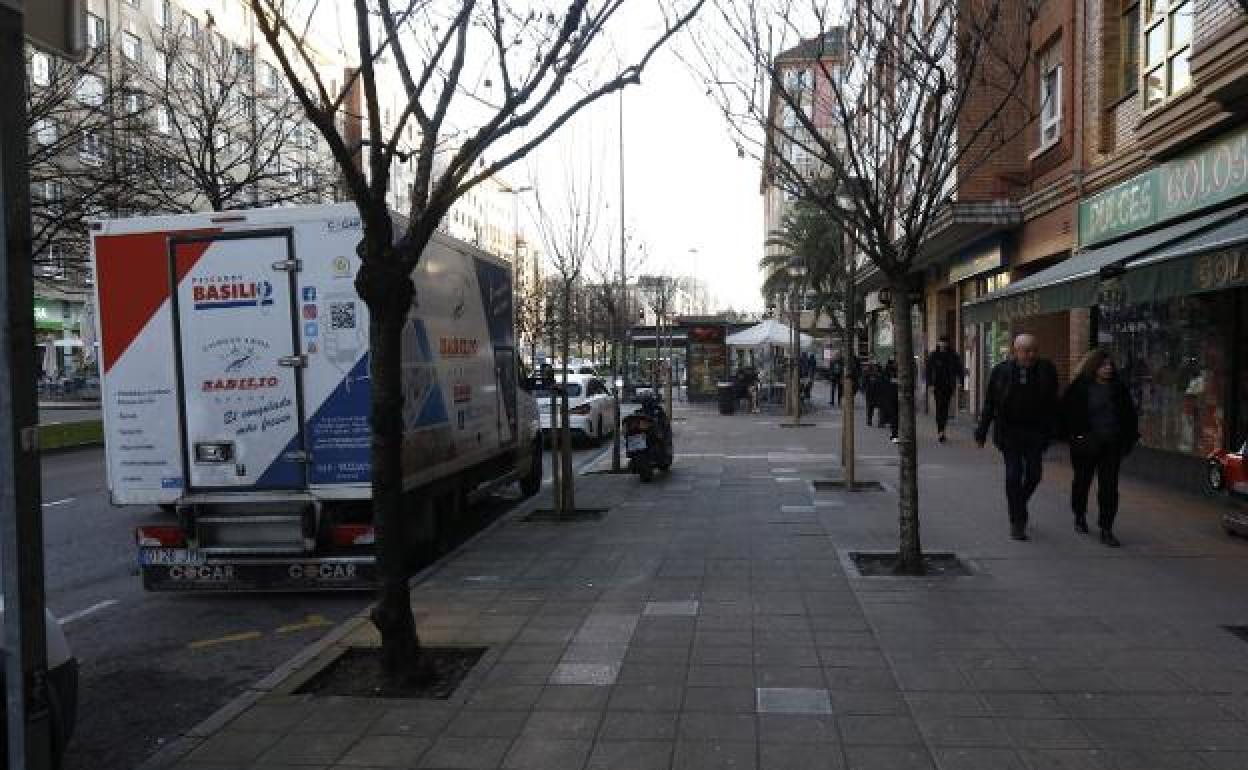 Avenida de El Llano, donde la Policía Local asistió a la víctima el día de Año Nuevo. 