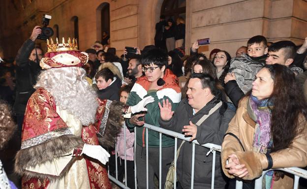 Galería. Miles de burgaleses han recibido a los Reyes Magos.