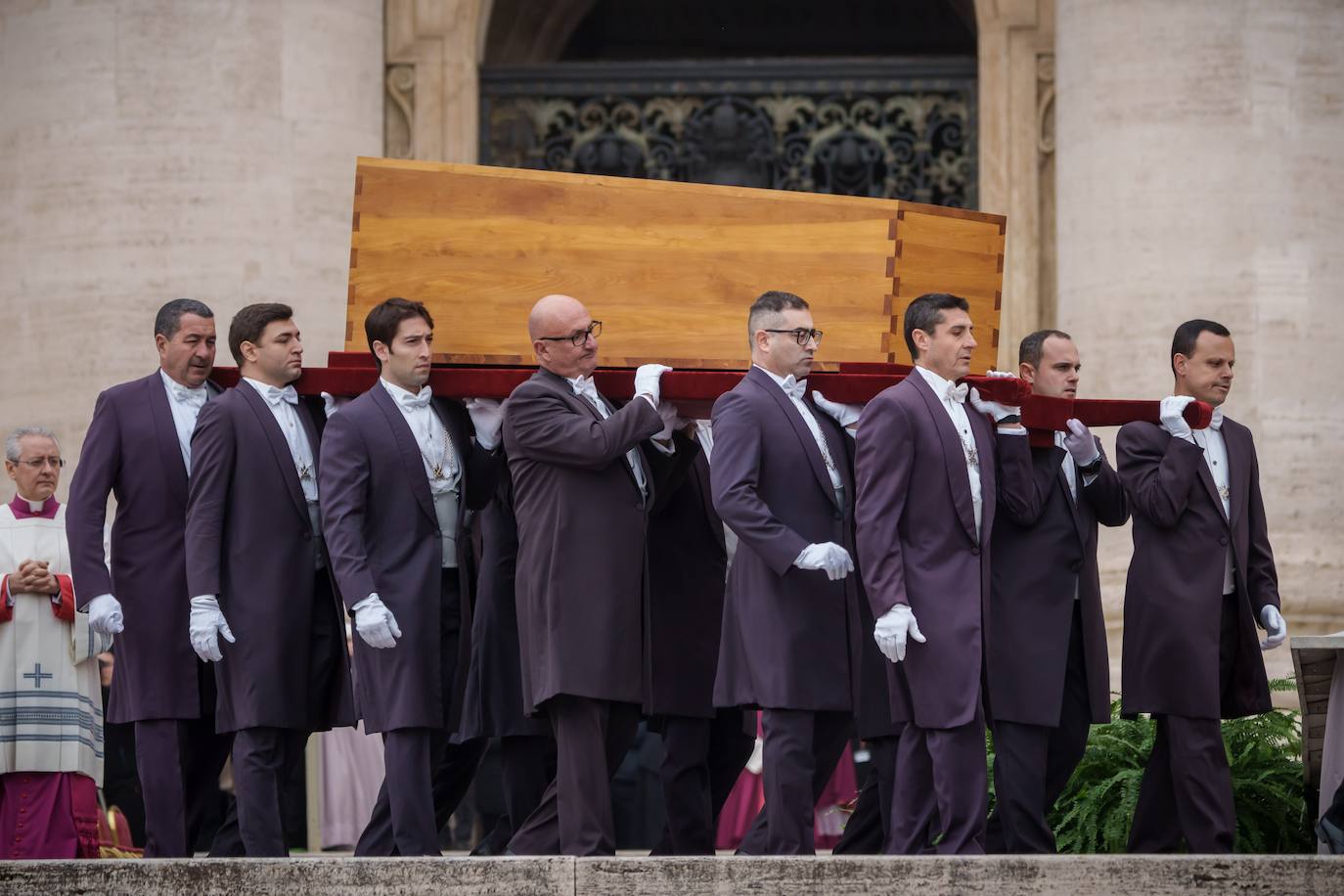 El féretro de Benedicto XVI es llevado a la Plaza de San Pedro para la misa solemne.