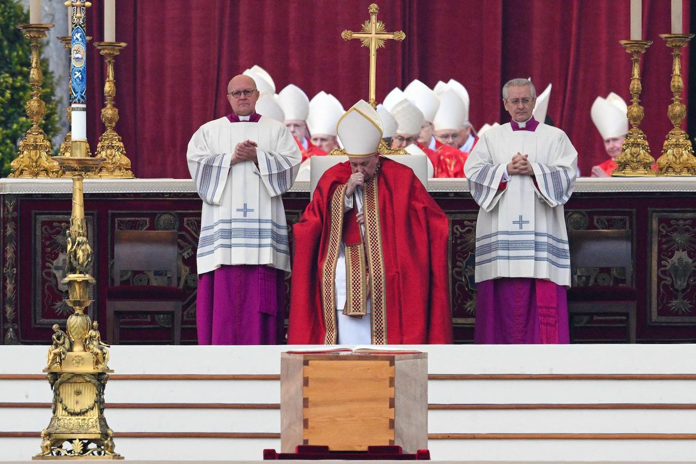 El papa Francisco, junto al féretro del papa emérito.