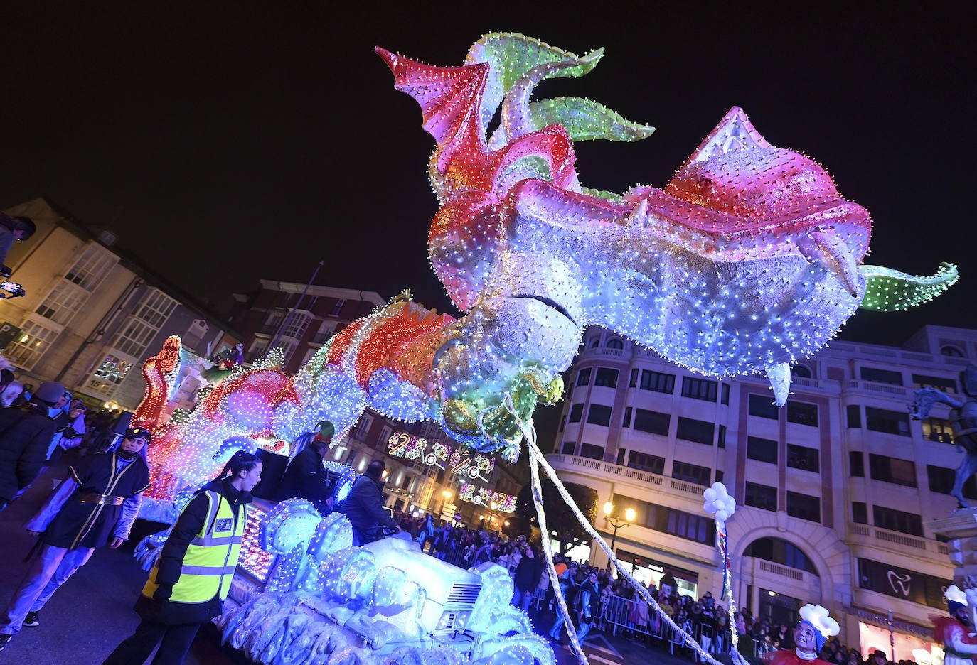 Un gran dragón ha escoltado a los Magos de Oriente en Burgos.