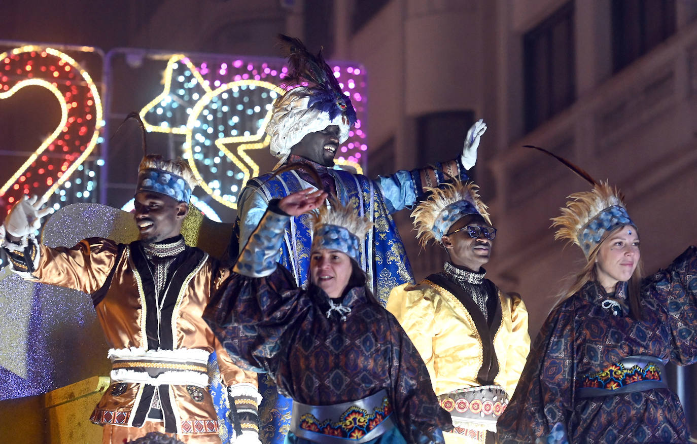 Un gran dragón ha escoltado a los Magos de Oriente en Burgos.