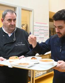 Imagen secundaria 2 - El equipo del chef Temiño prepara el menú para 400 pacientes del HUBU.