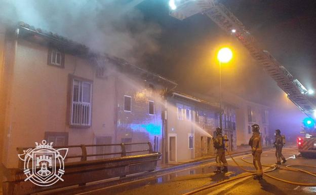 Un incendio afecta a dos viviendas en el barrio de Castañares