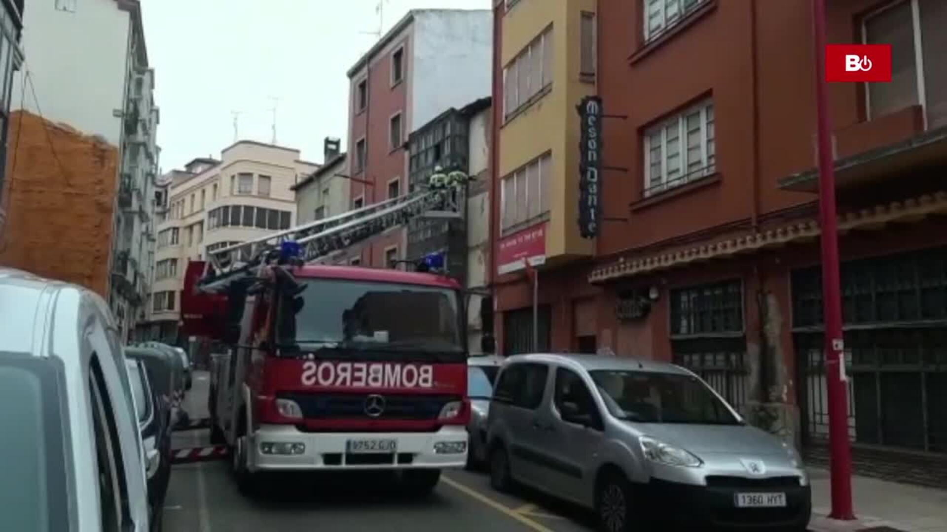 Los bomberos de Miranda intervienen en Leopoldo Lewin por un desprendimiento en la fachada