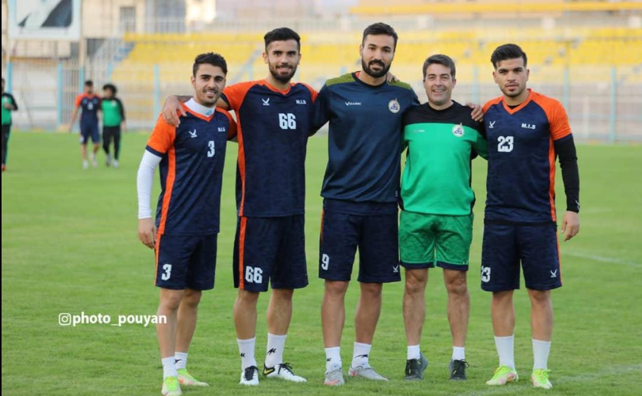 Rodrigo Hernando, segundo por la derecha, junto a jugadores de su equipo.