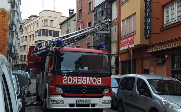 Los bomberos cortan la calle Leopoldo Lewin de Miranda por desprendimientos en una fachada