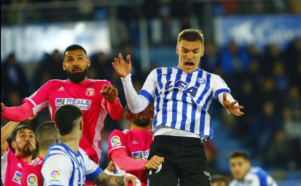 Mourad intenta conseguir la posesión del balón.