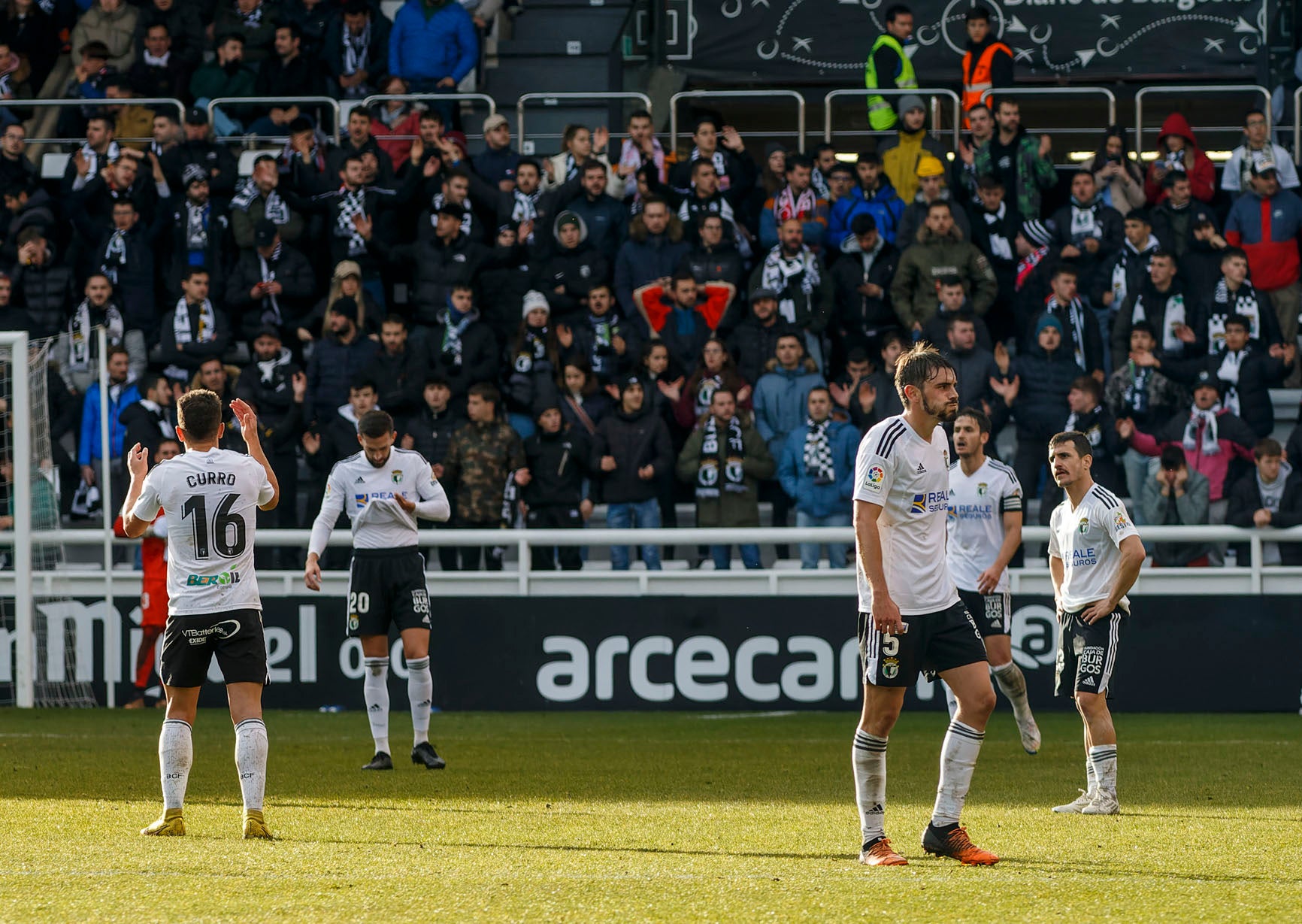 Los jugadores del Burgos CF se lamentan tras el gol del Eibar.