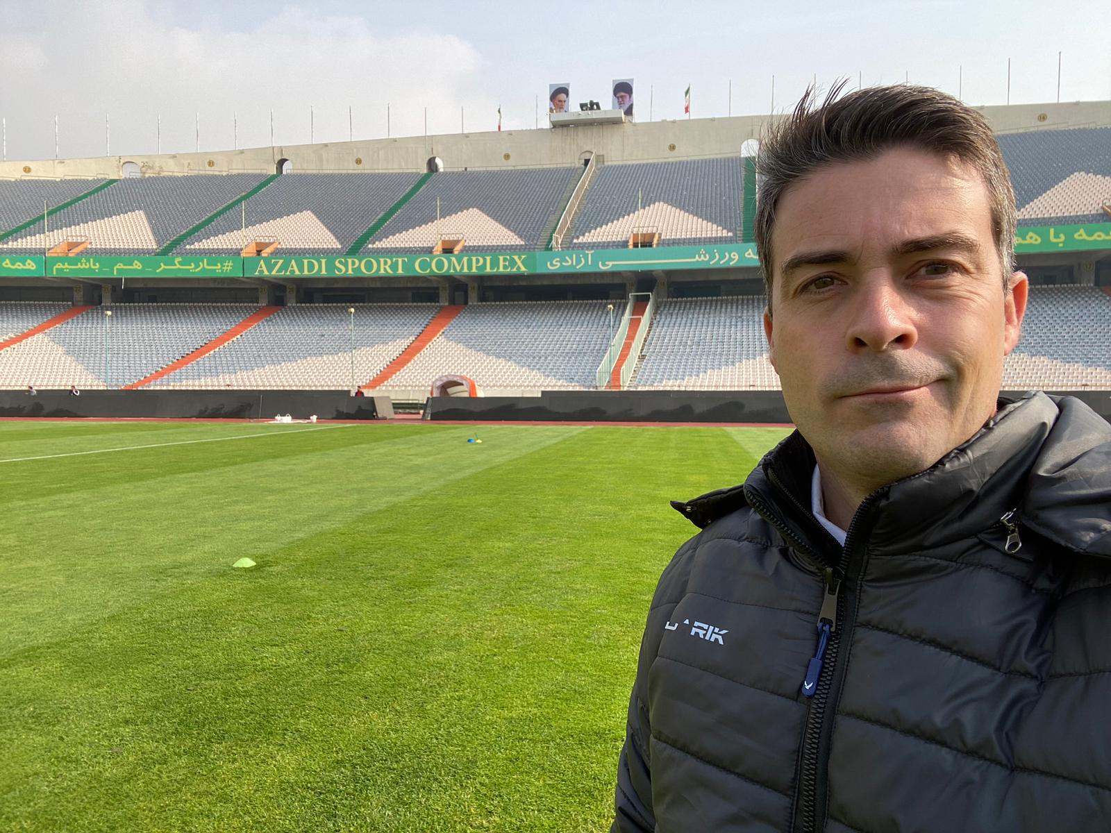 Rodrigo Hernando en el estadio de su equipo iraní.