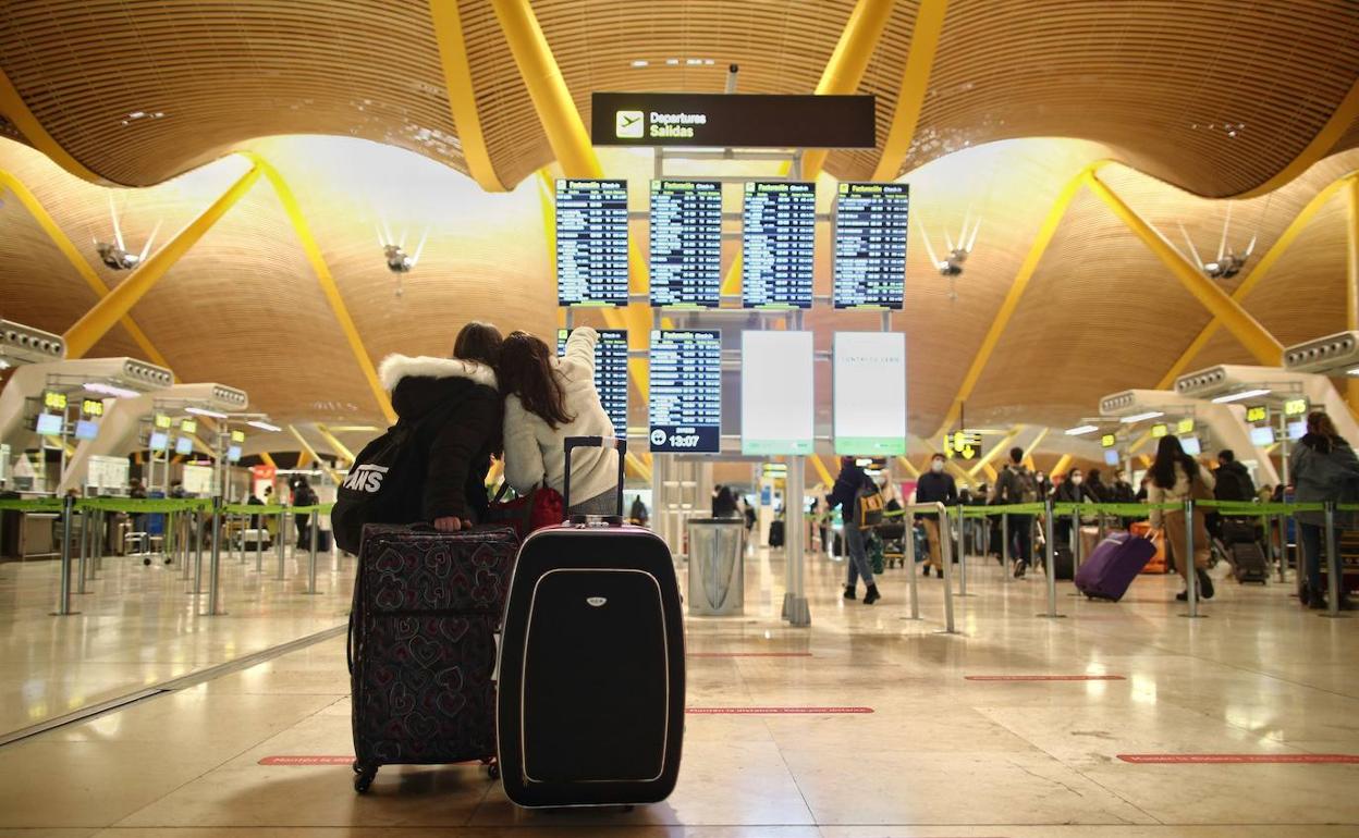 Pasajeros en el aeropuerto de Barajas.