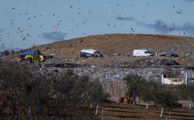 Hallan restos humanos en el vertedero de Toledo en el que se busca al niño desaparecido