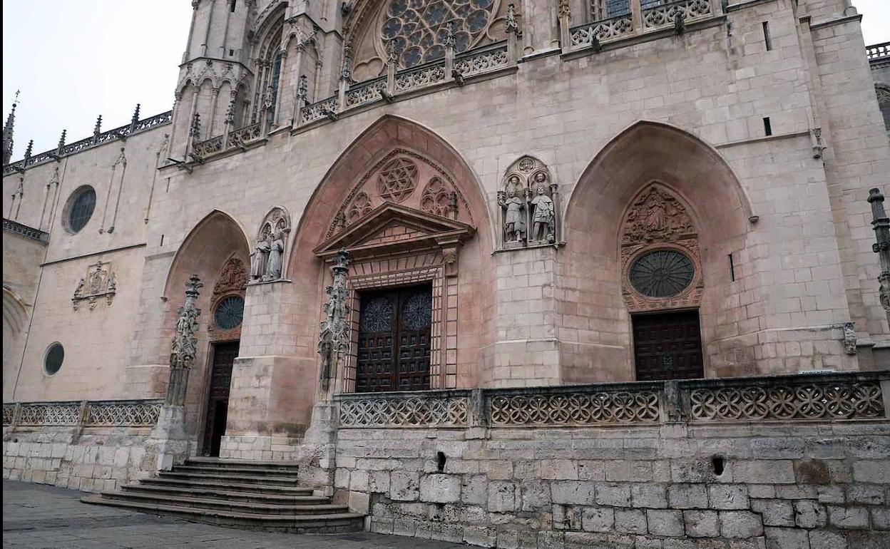 Las puertas de Antonio López se pretenden instalar en la portada de Santa María.