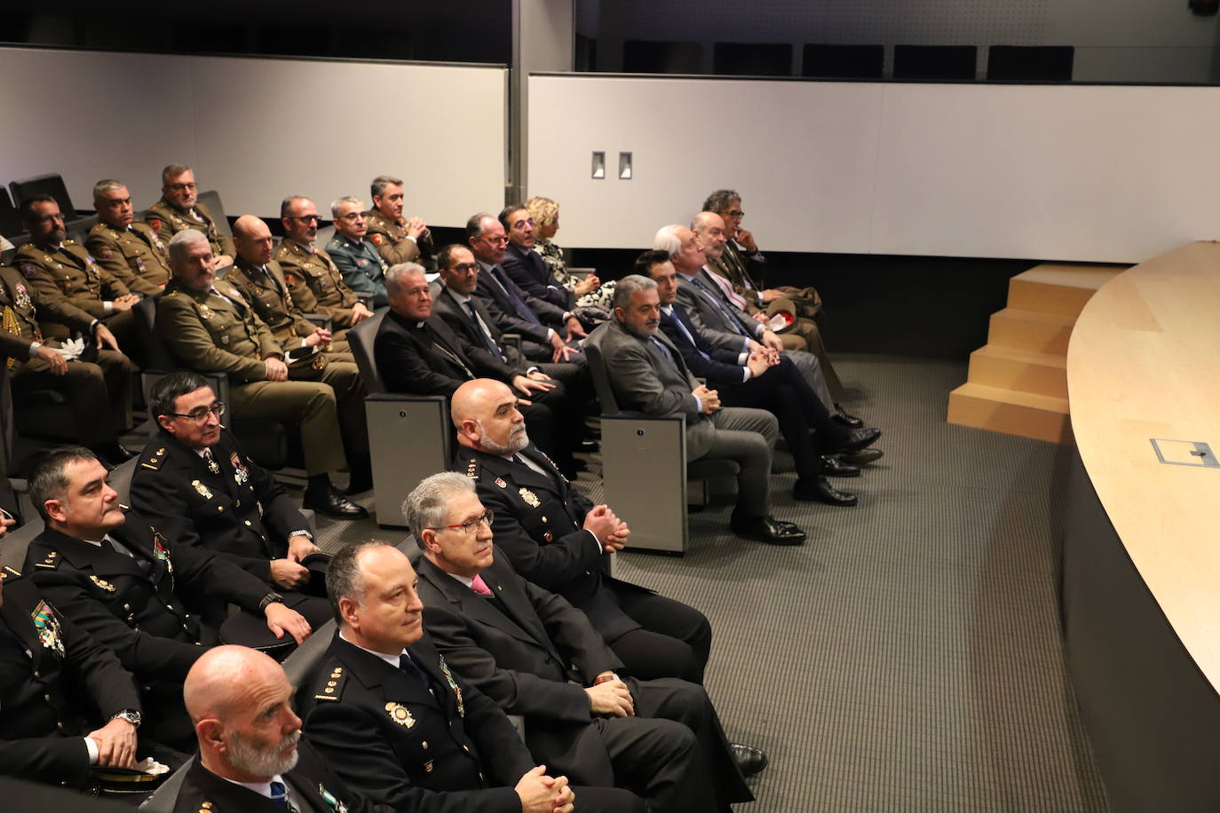 Acto del 199 aniversario del Cuerpo Nacional de Policial donde se ha reconocido a policías jubilados por sus servicios prestados y se ha condecorado a agentes con la medalla a la Dedicación al Servicio Policial