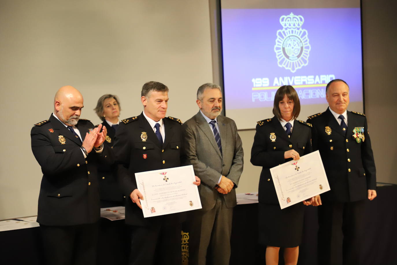 Acto del 199 aniversario del Cuerpo Nacional de Policial donde se ha reconocido a policías jubilados por sus servicios prestados y se ha condecorado a agentes con la medalla a la Dedicación al Servicio Policial