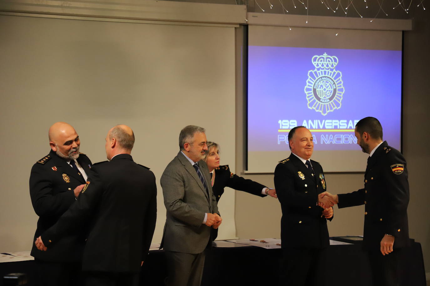 Acto del 199 aniversario del Cuerpo Nacional de Policial donde se ha reconocido a policías jubilados por sus servicios prestados y se ha condecorado a agentes con la medalla a la Dedicación al Servicio Policial