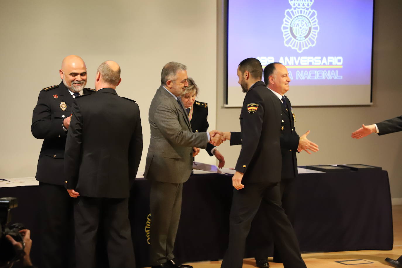 Acto del 199 aniversario del Cuerpo Nacional de Policial donde se ha reconocido a policías jubilados por sus servicios prestados y se ha condecorado a agentes con la medalla a la Dedicación al Servicio Policial