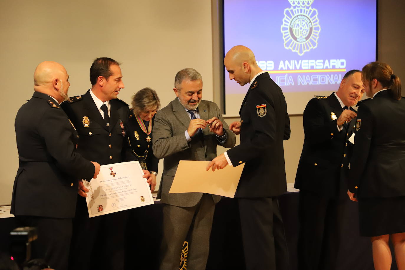 Acto del 199 aniversario del Cuerpo Nacional de Policial donde se ha reconocido a policías jubilados por sus servicios prestados y se ha condecorado a agentes con la medalla a la Dedicación al Servicio Policial