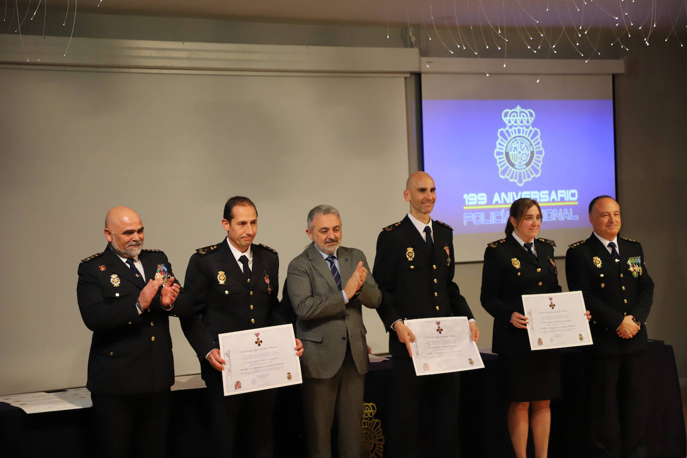 Acto del 199 aniversario del Cuerpo Nacional de Policial donde se ha reconocido a policías jubilados por sus servicios prestados y se ha condecorado a agentes con la medalla a la Dedicación al Servicio Policial