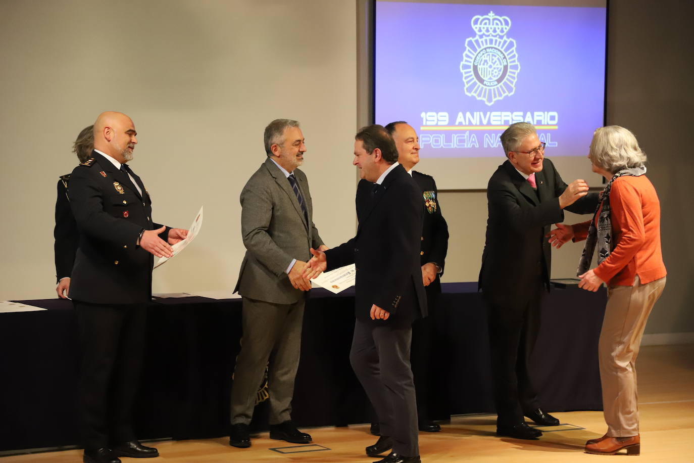 Acto del 199 aniversario del Cuerpo Nacional de Policial donde se ha reconocido a policías jubilados por sus servicios prestados y se ha condecorado a agentes con la medalla a la Dedicación al Servicio Policial