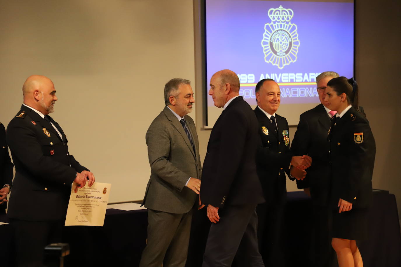 Acto del 199 aniversario del Cuerpo Nacional de Policial donde se ha reconocido a policías jubilados por sus servicios prestados y se ha condecorado a agentes con la medalla a la Dedicación al Servicio Policial