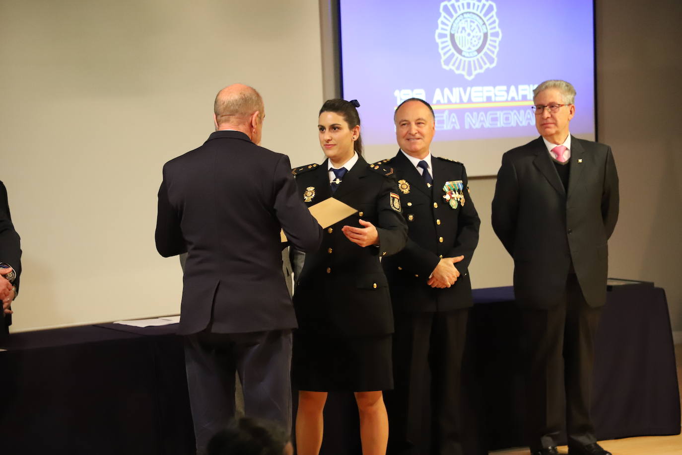 Acto del 199 aniversario del Cuerpo Nacional de Policial donde se ha reconocido a policías jubilados por sus servicios prestados y se ha condecorado a agentes con la medalla a la Dedicación al Servicio Policial